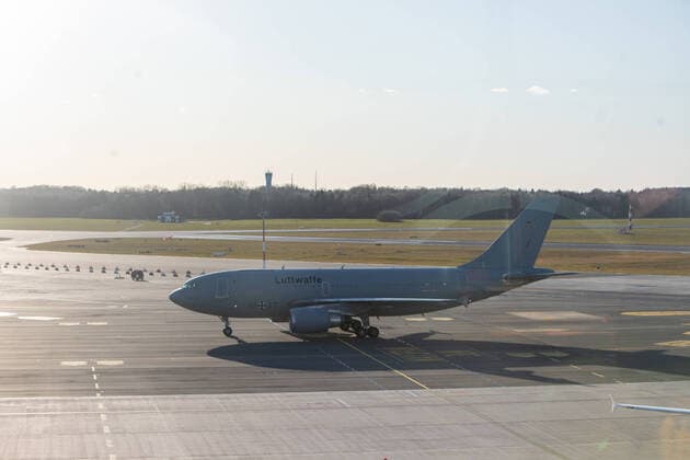 Bundeswehr fliegt mit Covid-19 erkrankte Patienten nach Hamburg 29.03.20 - Hamburg: Heute landete am Hamburger Flughafen eine Maschine der Bundeswehr. Der A310-304 MRTT bringt nun vier an COVID-19 erkrankte Personen aus dem schwer betroffenen Italien. Zuvor hatte der Krankenhausbetreiber Asklepios angeboten, bislang ungenutzte Ressourcen zu nutzen um europäische Solidarität zu bekunden und beatmungspflichtige Patienten aufzunehmen. Zwei der Patienten kamen in das Bundeswehrkrankenhaus Hamburg, zwei weiter kamen in das Krankenhaus Westerstede Die Bundeswehr flog die Coronainfizierten mit einer fliegenden Intensivstation aus. Das sogenannte Flugzeug der MedEvac-Flotte bietet Platz für bis zu 44 Patienten die liegend transportiert werden müssen. Bis zu 25 Ärzte, Pfleger und weiteres medizinisches Personal der Bundeswehr haben im A310 P Copyright: xSebastianxPetersx