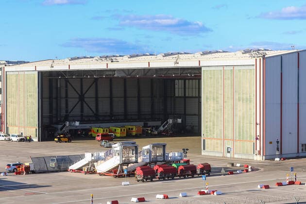 Bundeswehr fliegt mit Covid-19 erkrankte Patienten nach Hamburg 29.03.20 - Hamburg: Heute landete am Hamburger Flughafen eine Maschine der Bundeswehr. Der A310-304 MRTT bringt nun vier an COVID-19 erkrankte Personen aus dem schwer betroffenen Italien. Zuvor hatte der Krankenhausbetreiber Asklepios angeboten, bislang ungenutzte Ressourcen zu nutzen um europäische Solidarität zu bekunden und beatmungspflichtige Patienten aufzunehmen. Zwei der Patienten kamen in das Bundeswehrkrankenhaus Hamburg, zwei weiter kamen in das Krankenhaus Westerstede Die Bundeswehr flog die Coronainfizierten mit einer fliegenden Intensivstation aus. Das sogenannte Flugzeug der MedEvac-Flotte bietet Platz für bis zu 44 Patienten die liegend transportiert werden müssen. Bis zu 25 Ärzte, Pfleger und weiteres medizinisches Personal der Bundeswehr haben im A310 P Copyright: xSebastianxPetersx