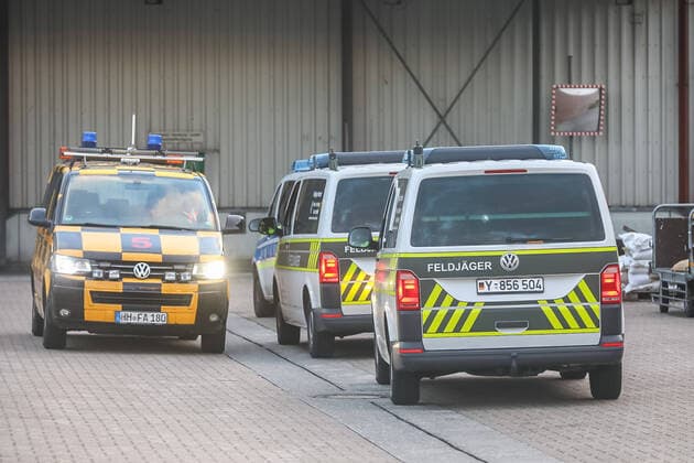 Bundeswehr fliegt mit Covid-19 erkrankte Patienten nach Hamburg 29.03.20 - Hamburg: Heute landete am Hamburger Flughafen eine Maschine der Bundeswehr. Der A310-304 MRTT bringt nun vier an COVID-19 erkrankte Personen aus dem schwer betroffenen Italien. Zuvor hatte der Krankenhausbetreiber Asklepios angeboten, bislang ungenutzte Ressourcen zu nutzen um europäische Solidarität zu bekunden und beatmungspflichtige Patienten aufzunehmen. Zwei der Patienten kamen in das Bundeswehrkrankenhaus Hamburg, zwei weiter kamen in das Krankenhaus Westerstede Die Bundeswehr flog die Coronainfizierten mit einer fliegenden Intensivstation aus. Das sogenannte Flugzeug der MedEvac-Flotte bietet Platz für bis zu 44 Patienten die liegend transportiert werden müssen. Bis zu 25 Ärzte, Pfleger und weiteres medizinisches Personal der Bundeswehr haben im A310 P Copyright: xSebastianxPetersx