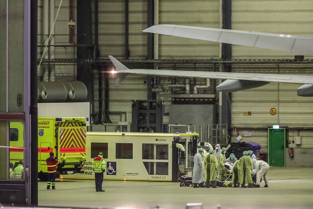 Bundeswehr fliegt mit Covid-19 erkrankte Patienten nach Hamburg 29.03.20 - Hamburg: Heute landete am Hamburger Flughafen eine Maschine der Bundeswehr. Der A310-304 MRTT bringt nun vier an COVID-19 erkrankte Personen aus dem schwer betroffenen Italien. Zuvor hatte der Krankenhausbetreiber Asklepios angeboten, bislang ungenutzte Ressourcen zu nutzen um europäische Solidarität zu bekunden und beatmungspflichtige Patienten aufzunehmen. Zwei der Patienten kamen in das Bundeswehrkrankenhaus Hamburg, zwei weiter kamen in das Krankenhaus Westerstede Die Bundeswehr flog die Coronainfizierten mit einer fliegenden Intensivstation aus. Das sogenannte Flugzeug der MedEvac-Flotte bietet Platz für bis zu 44 Patienten die liegend transportiert werden müssen. Bis zu 25 Ärzte, Pfleger und weiteres medizinisches Personal der Bundeswehr haben im A310 P Copyright: xSebastianxPetersx