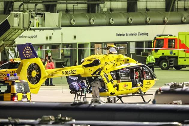 News Bilder des Tages Bundeswehr fliegt mit Covid-19 erkrankte Patienten nach Hamburg 29.03.20 - Hamburg: Heute landete am Hamburger Flughafen eine Maschine der Bundeswehr. Der A310-304 MRTT bringt nun vier an COVID-19 erkrankte Personen aus dem schwer betroffenen Italien. Zuvor hatte der Krankenhausbetreiber Asklepios angeboten, bislang ungenutzte Ressourcen zu nutzen um europäische Solidarität zu bekunden und beatmungspflichtige Patienten aufzunehmen. Zwei der Patienten kamen in das Bundeswehrkrankenhaus Hamburg, zwei weiter kamen in das Krankenhaus Westerstede Die Bundeswehr flog die Coronainfizierten mit einer fliegenden Intensivstation aus. Das sogenannte Flugzeug der MedEvac-Flotte bietet Platz für bis zu 44 Patienten die liegend transportiert werden müssen. Bis zu 25 Ärzte, Pfleger und weiteres medizinisches Personal der Bundeswehr haben im A310 P Copyright: xSebastianxPetersx