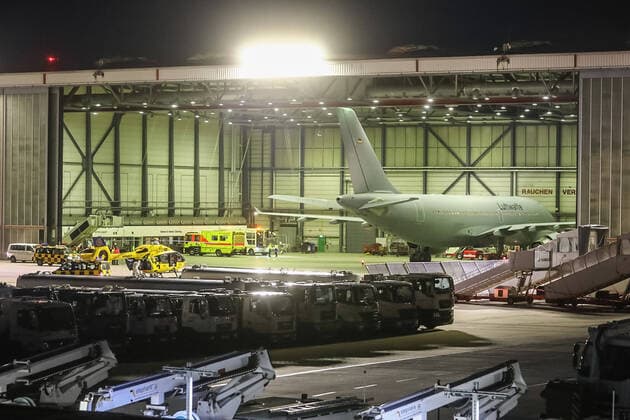Bundeswehr fliegt mit Covid-19 erkrankte Patienten nach Hamburg 29.03.20 - Hamburg: Heute landete am Hamburger Flughafen eine Maschine der Bundeswehr. Der A310-304 MRTT bringt nun vier an COVID-19 erkrankte Personen aus dem schwer betroffenen Italien. Zuvor hatte der Krankenhausbetreiber Asklepios angeboten, bislang ungenutzte Ressourcen zu nutzen um europäische Solidarität zu bekunden und beatmungspflichtige Patienten aufzunehmen. Zwei der Patienten kamen in das Bundeswehrkrankenhaus Hamburg, zwei weiter kamen in das Krankenhaus Westerstede Die Bundeswehr flog die Coronainfizierten mit einer fliegenden Intensivstation aus. Das sogenannte Flugzeug der MedEvac-Flotte bietet Platz für bis zu 44 Patienten die liegend transportiert werden müssen. Bis zu 25 Ärzte, Pfleger und weiteres medizinisches Personal der Bundeswehr haben im A310 P Copyright: xSebastianxPetersx