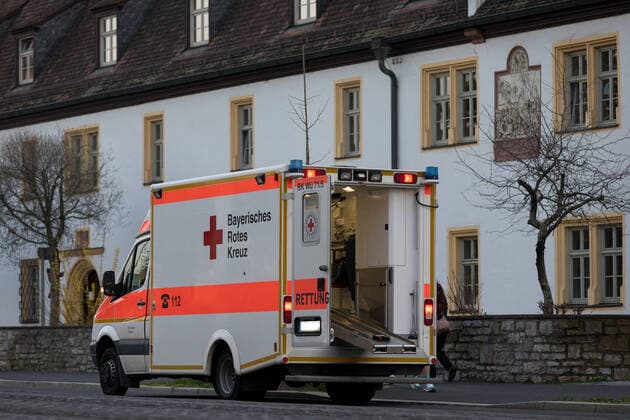 In the St Nikolaus senior citizens home in Würzburg, twelve residents have died of the corona virus in the past few days To prevent the further spread of the disease, the residents who currently tested positive will be separated from the remaining residents in a so-called cohort isolation on Saturday 28 03 20 The action will be carried out with a large contingent of aid and rescue workers Copyright: HMBxMediax xPattyxVarasano