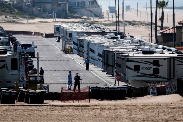 News Bilder des Tages March 29, 2020, Los Angeles, California, U.S: Workers in RV s park at Dockweiler State Beach, in an area being used as an isolation zone for those who cannot self-isolate and are being asked to quarantine by the Los Angeles County Department of Health, amid the coronavirus pandemic on Sunday March 29, 2020 in Los Angeles, California. Los Angeles U.S. - ZUMAc68_ 20200329_zaf_c68_021 Copyright: xRingoxChiux