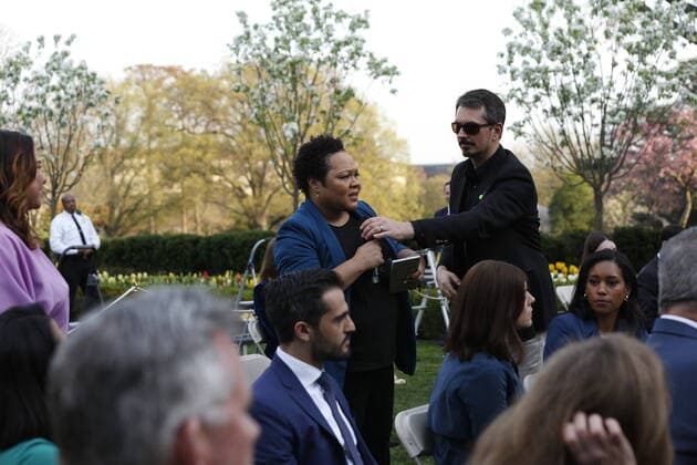 March 29, 2020, Washington, District of Columbia, USA: An unidentified White House aide attempts to take the microphone out of the hands of correspondent Yamiche Alcindor as she questions United States President Donald J. Trump during his daily Coronavirus press conference in the Rose Garden of the White House in Washington, DC on Sunday, March 29, 2020 Washington USA - ZUMAs152 20200329_zaa_s152_021 Copyright: xStefanixReynoldsx