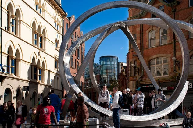 IMAGO Creative: Stadt-Dichotomien Spirit of Belfast sculpture by Dan George, Arthur Square, Belfast, Northern Ireland, UK. The sculture was unveiled on 25 September 2009 after a series of delays and is located on Arthur Square, close to the main point of access to Victoria Square. Copyright: xSergixReboredox REB-17-1361