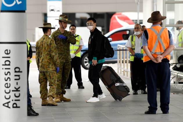 AUSTRALIA CORONAVIRUS COVID-19, Australian Defence Force (ADF) personnel watch over returning overseas travellers at Sydney International Airport in Sydney, Monday, March 30, 2020. Travellers and Australian residents who arrive into the country from overseas are being sent straight to makeshift quarantine facilities across Australia. Travellers will spend 14 days of quarantine in state-funded hotel rooms, with doors guarded by state police, defence personnel or private security guards.( NO ARCHIVING, EDITORIAL USE ONLY, NO USE IN BOOKS WITHOUT CONSENT SYDNEY NSW AUSTRALIA  Copyright: xBIANCAxDExMARCHIx 20200330001460797435