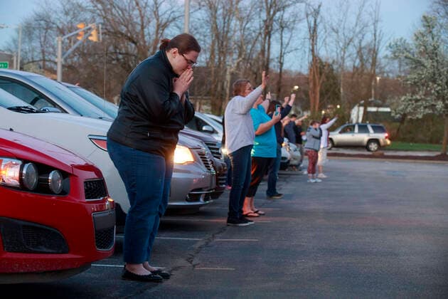 Bilder des Jahres 2020, News 03 März News Themen der Woche KW13 News Bilder des Tages March 29, 2020, Bloomington, Indiana, United States: A group of community members from the Lighthouse Fellowship Church gather on a Sunday night outside the Bloomington Hospital to pray for doctors, nursing staff, and other workers, who are caring for patients, including some of the 22 people in Monroe County confirmed to have been sickened by COVID-19 Coronavirus..A similar prayer took place yesterday in the state of Georgia. Bloomington United States - ZUMAs197 20200329_zaa_s197_163 Copyright: xJeremyxHoganx