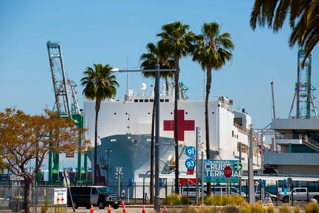 Mar 29, 2020 - San Pedro, California, U.S. - The Military Sealift Command hospital ship USNS Mercy (T-AH 19) is docked in Los Angeles Port helping to fight the coronavirus (COVID-19). The Mercy has roughly 800 medical staffers, 1,000 hospital beds and 12 operating rooms. San Pedro U.S. - ZUMAk136 20200329_int_k136_225 Copyright: xKatrinaxKochnevax