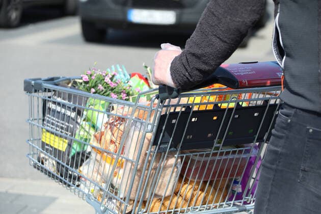 Bad Dürrheim Themed picture trade economy industry A man pushes a full shopping trolley over the car park to the car Themed picture trade economy industry Copyright: xHahnex Eibner-Pressefotox EP_joha