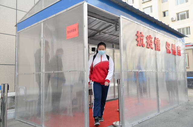 (200330) -- HOHHOT, March 30, 2020 -- A student enters the campus of Hohhot No. 6 Middle School in Hohhot, north China s Inner Mongolia Autonomous Region, March 30, 2020. Students in their final year of senior and junior high schools in Inner Mongolia returned to school and embraced their new spring semester on Monday. ) CHINA-INNER MONGOLIA-SCHOOL REOPENING (CN) WangxChunyan 