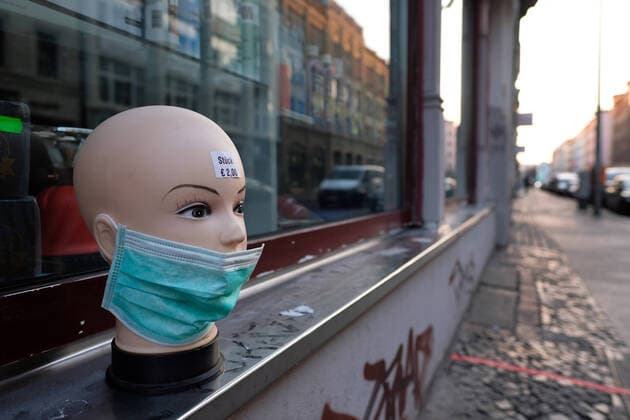 In front of a shop in the Oranienstraße in Berlin Kreuzberg, a dolls head with a face mask indicates the sale of breathing masks snapshot photography xK M Krause