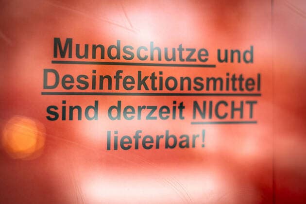 A red slip of paper with the inscription Mouthguards and disinfectants are currently NOT available hangs on the window of a pharmacy The reason for this is the worldwide spread of the novel corona virus SARS CoV 2 Berlin, 29 03 2020 Berlin Germany Copyright: xJaninexSchmitz photothek.netx