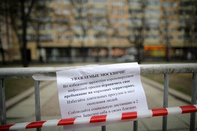 MOSCOW, RUSSIA - MARCH 30, 2020: A sign on temporary fencing in Nikitsky Boulevard in central Moscow during the COVID-19 pandemic. Russian President Vladimir Putin has declared a week off work and urged people to stay home to prevent the spread of the COVID-19 coronavirus. Cafes, restaurants, shopping malls and parks are closed in Moscow. Sergei Bobylev TASS  TS0D3DB4