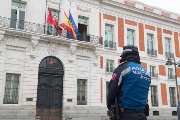 March 30, 2020, Madrid, MADRID, SPAIN: Minute of silence in front of the building of the Community of Madrid for the victims of the Covid-19 during thetennth day after the Government declared the state of alarm in Spain and recommended people to stay at home to fight coronavirus COVID-19 on March 30, 2020 in Madrid, Spain Madrid SPAIN - ZUMAa181 20200330_zaa_a181_006 Copyright: xJoaquinxCorcherox