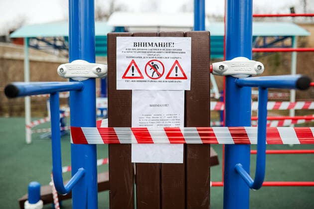 MOSCOW, RUSSIA - MARCH 30, 2020: A taped off sports ground in western Moscow closed amid the COVID-19 coronavirus pandemic. The Russian capital s authorities have imposed home isolation for all Moscow residents and restrictions on movement within the city, effective from March 30, 2020, as a measure to contain the spread of the COVID-19 coronavirus infection. As of March 30, 2020, the number of people infected with the new strain of coronavirus worldwide has risen over 724,000, with the death toll reaching over 34,000; Russia has confirmed 1,836 cases with 9 people killed by the disease. Mikhail Tereshchenko TASS  TS0D3DA0