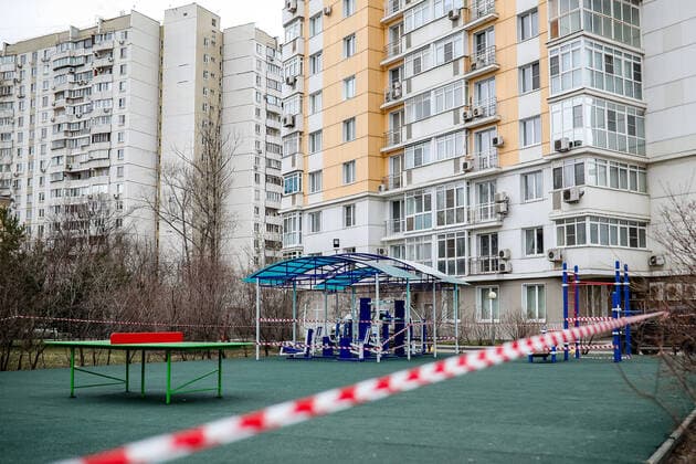 MOSCOW, RUSSIA - MARCH 30, 2020: A taped off sports ground in western Moscow closed amid the COVID-19 coronavirus pandemic. The Russian capital s authorities have imposed home isolation for all Moscow residents and restrictions on movement within the city, effective from March 30, 2020, as a measure to contain the spread of the COVID-19 coronavirus infection. As of March 30, 2020, the number of people infected with the new strain of coronavirus worldwide has risen over 724,000, with the death toll reaching over 34,000; Russia has confirmed 1,836 cases with 9 people killed by the disease. Mikhail Tereshchenko TASS  TS0D3DA2