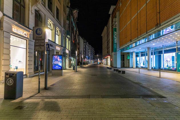 Due to the current general decree for protection against the corona virus, Leipzig has become a ghost town Only a few people go out onto the streets late in the evening Where otherwise highly frequented bars are open, there is a yawning emptiness