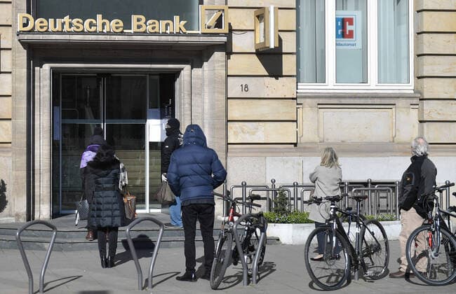 30 03 2020, xblx, Deutsche Bank in Frankfurt, Customers waiting for admission due to the distance rule, emwirt Frankfurt am Main