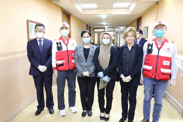(200330) -- ERBIL, March 30, 2020 (Xinhua) -- Chinese medical experts Han Mengjie (2nd L) and Xu Yonghao (1st R) pose for a group photo with local medical staff in Erbil, Iraq, March 29, 2020. Chinese medical experts shared experience in control of the COVID-19 to local medical staff in Iraq s semi-autonomous region of Kurdistan on Sunday. (Xinhua) IRAQ-ERBIL-COVID-19-CHINA-MEDICAL TEAM 