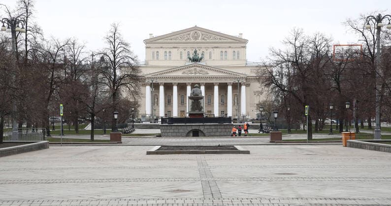 MOSCOW, RUSSIA - MARCH 30, 2020: A view of an empty square by the Bolshoi Theater in central Moscow. The Russian capital s authorities have imposed home isolation for all Moscow residents and restrictions on movement within the city, effective from March 30, 2020, as a measure to contain the spread of the COVID-19 coronavirus infection. As of March 30, 2020, the number of people infected with the new strain of coronavirus worldwide has risen over 724,000, with the death toll reaching over 34,000; Russia has confirmed 1,836 cases with 9 people killed by the disease. Sergei Fadeichev TASS  TS0D3DFF