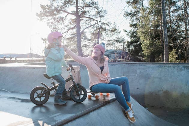 mom helping her daughter with her helmet in a skatepark NorrtoÂ¤lje, Stockholm County, Sweden ,model released, Symbolfoto CR_RABE200227-297987-01