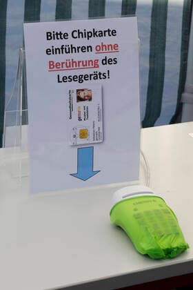 Landsberg has been given a Corona Drive In test station at the sports centre Doctors from the city have joined forces there to carry out corona tests daily from 9 am to 12 noon Six cars per hour are planned An appointment is essential According to Mayor Anja Werner, two people in the city have currently tested positive Landsberg Saalekreis , 30 03 2020 Foto:xR.xStoffelsx xFuturexImage
