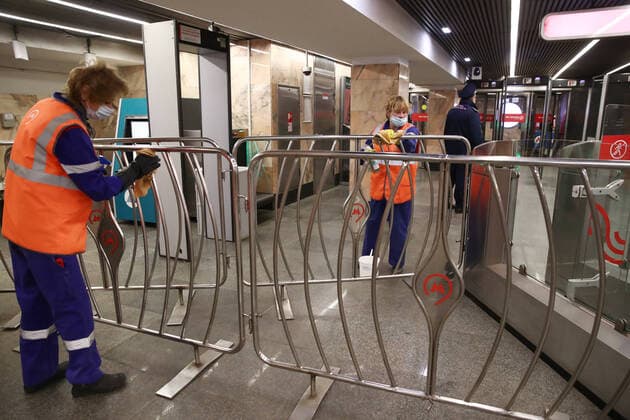 MOSCOW, RUSSIA - MARCH 30, 2020: Employee wash crowd control barriers at Polezhaevskaya Station of the Moscow Metro. Russian President Vladimir Putin declared a week off work from 28 March to 5 April 2020 and urged people to stay home to curb the spread of the coronavirus infection. From 30 March 2020, the Moscow government has imposed home isolation for all Moscow residents, regardless of their age. Sergei Fadeichev TASS  TS0D3D7F