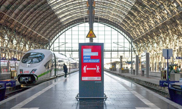 30 03 2020, xblx, ICE in Frankfurt central station, sign of the train indicates the distance to be kept Frankfurt am Main