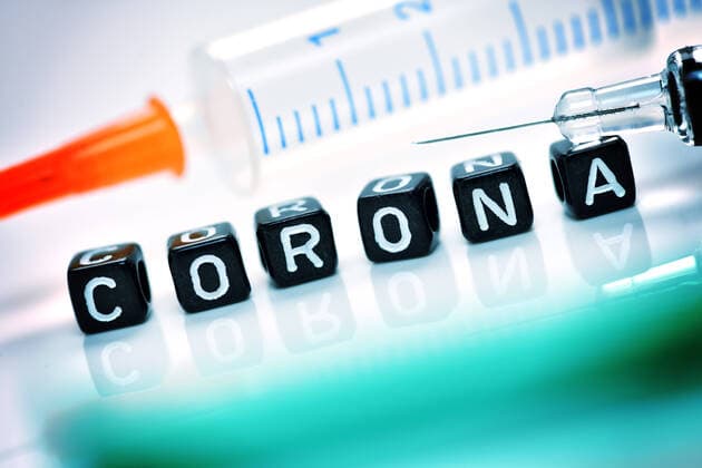 Corona writing and syringes, symbol photo Coronavirus vaccine ** NUR FUER REDAKTIONELLE ZWECKE ** EDITORIAL USE ONLY **