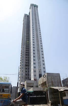 India: Work stopped at real estate projects Work stopped at real estate projects as migrant labor return to their home during nation wide lock down due to the out break of COVID 19 Coronavirus. Kolkata West Bengal India Copyright: VedxPrakash