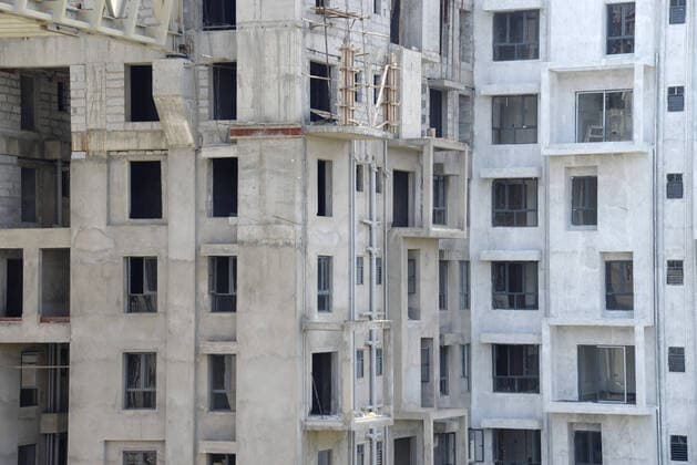 India: Work stopped at real estate projects Work stopped at real estate projects as migrant labor return to their home during nation wide lock down due to the out break of COVID 19 Coronavirus. Kolkata West Bengal India Copyright: VedxPrakash
