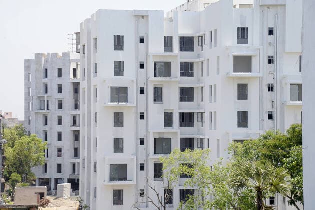 India: Work stopped at real estate projects Work stopped at real estate projects as migrant labor return to their home during nation wide lock down due to the out break of COVID 19 Coronavirus. Kolkata West Bengal India Copyright: VedxPrakash