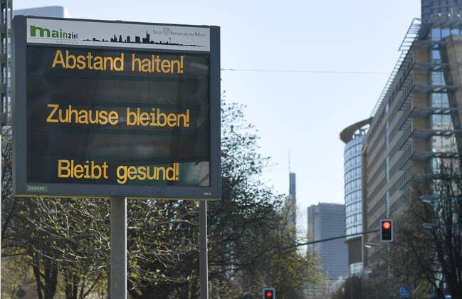 30 03 2020, xblx, signpost on Theodor Heuss Allee, towards the city, DISTANCE HOLD OFF, LIVE IN HOME, STAY HEALTHY, BE HEALTHY, Frankfurt am Main