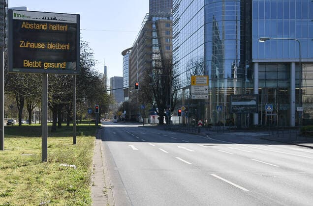 30 03 2020, xblx, signpost on Theodor Heuss Allee, towards the city, DISTANCE HOLD OFF, LIVE IN HOME, STAY HEALTHY, BE HEALTHY, Frankfurt am Main