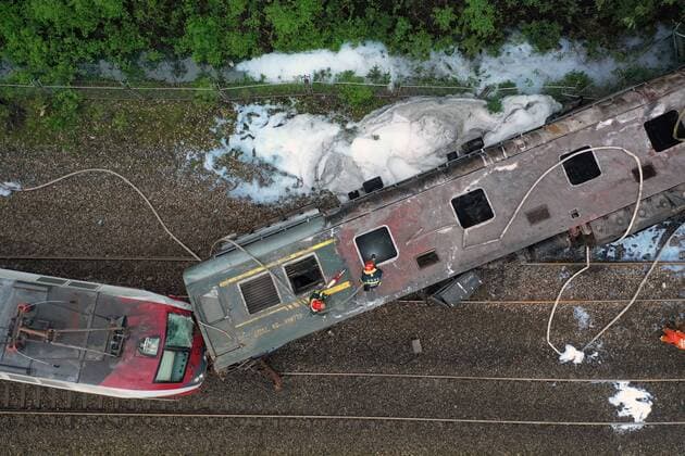 Bilder des Jahres 2020, News 03 März News Themen der Woche KW13 News Bilder des Tages (200330) -- CHENZHOU, March 30, 2020 -- Aerial photo taken on March 30, 2020 shows firefighters working at the accident site after a train derailed at Yonghua Village of Yongxing County in Chenzhou City, central China s Hunan Province. One person was killed and 127 others injured after the train derailed in the city of Chenzhou in central China s Hunan Province Monday, local authorities said. The accident happened in Yongxing County at 11:40 a.m. when the train ran into a landslide, leaving five carriages derailed. The power generation car was caught on fire. The fire has been put out and all of the injured have been sent to hospitals, with four in serious conditions, local authorities said. The train, T179, was running from the city of Jinan, east China s Shandong Province, to Guangzhou in south China s Guangdong Province, a 