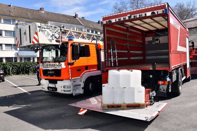 1 FC Köln supports the Cologne fire brigade in the procurement of materials In cooperation with the pharmacist Thomas Kelz from Bocholt, 1 FC Köln donates 500 litres of disinfectant