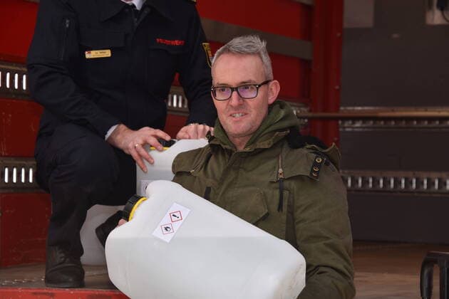 FC Managing Director Alexander Wehrle at 1 FC Köln supports the Cologne fire brigade in the procurement of materials In cooperation with the pharmacist Thomas Kelz from Bocholt, 1 FC Köln donates 500 litres of disinfectant