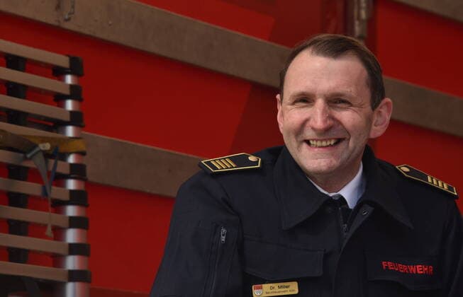 Cologne Fire Chief Dr Christian Miller at press event 1 FC Köln supports the Cologne fire brigade in the procurement of materials In cooperation with the pharmacist Thomas Kelz from Bocholt, 1 FC Köln donates 500 litres of disinfectant