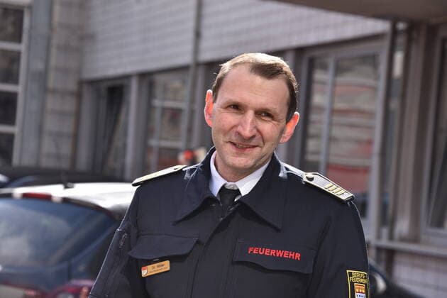 Cologne Fire Chief Dr Christian Miller at press event 1 FC Köln supports the Cologne fire brigade in the procurement of materials In cooperation with the pharmacist Thomas Kelz from Bocholt, 1 FC Köln donates 500 litres of disinfectant
