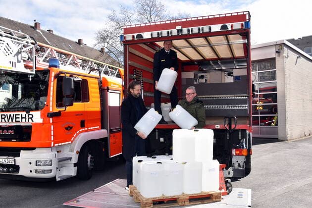 Pharmacist Thomas Kelz, l-r, Cologne Fire Chief Dr Christian Miller and FC Managing Director Alexander Wehrle load trucks with disinfectant 1 FC Köln supports the Cologne fire brigade in the procurement of materials In cooperation with the pharmacist Thomas Kelz from Bocholt, 1 FC Köln donates 500 litres of disinfectant