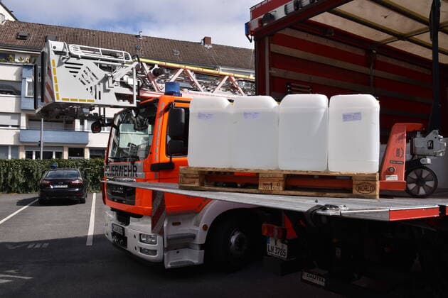 1 FC Köln supports the Cologne fire brigade in the procurement of materials In cooperation with the pharmacist Thomas Kelz from Bocholt, 1 FC Köln donates 500 litres of disinfectant