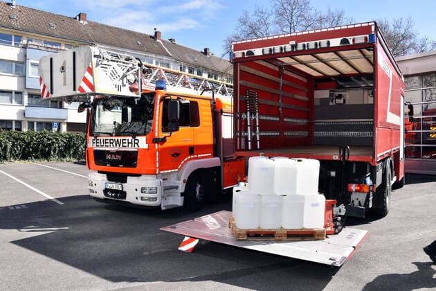 1 FC Köln supports the Cologne fire brigade in the procurement of materials In cooperation with the pharmacist Thomas Kelz from Bocholt, 1 FC Köln donates 500 litres of disinfectant