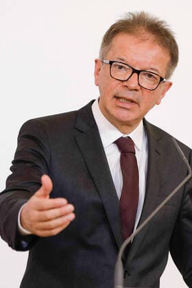 Â photonews.at BKA Handout - Wien 30.03.2020 - Coronavirus Krise - Heute am Vormittag fand im Bundeskanzleramt eine erste Pressekonferenz der Regierungsspitze zum aktuellen Stand bei dem sich immer weiter verbreitenden Coronavirus statt. Es wurde eine erste Bilanz zu den seit 14 Tagen geltenden Massnahmen und Beschränkungen gezogen. Weitere einschränkende Massnahmen wurden verkündet. PHOTO: Gesundheitsminister Rudolf Anschober (Grüne) während der PK. Vienna (AUSTRIA) Corona virus crisis - This morning, a press conference was held by the top of the government at the Federal Chancellery on the current status of the increasingly widespread corona virus. An initial assessment of the measures and restrictions that have been in force for 14 days has been drawn up. Further restrictive measures have been announced. PHOTO: Health Minist 