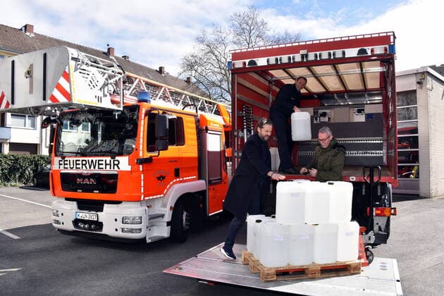 1 FC Köln supports the Cologne fire brigade in the procurement of materials In cooperation with the pharmacist Thomas Kelz from Bocholt, 1 FC Köln donates 500 litres of disinfectant