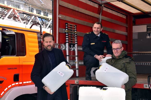 Pharmacist Thomas Kelz, l-r, Cologne Fire Chief Dr Christian Miller and FC Managing Director Alexander Wehrle load trucks with disinfectant 1 FC Köln supports the Cologne fire brigade in the procurement of materials In cooperation with the pharmacist Thomas Kelz from Bocholt, 1 FC Köln donates 500 litres of disinfectant
