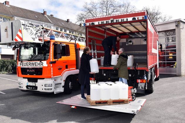 Pharmacist Thomas Kelz, l-r, Cologne Fire Chief Dr Christian Miller and FC Managing Director Alexander Wehrle load trucks with disinfectant 1 FC Köln supports the Cologne fire brigade in the procurement of materials In cooperation with the pharmacist Thomas Kelz from Bocholt, 1 FC Köln donates 500 litres of disinfectant