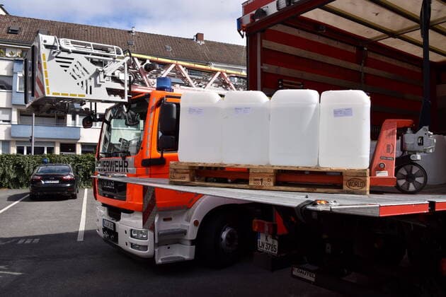 1 FC Köln supports the Cologne fire brigade in the procurement of materials In cooperation with the pharmacist Thomas Kelz from Bocholt, 1 FC Köln donates 500 litres of disinfectant