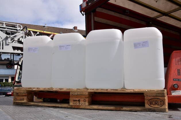 1 FC Köln supports the Cologne fire brigade in the procurement of materials In cooperation with the pharmacist Thomas Kelz from Bocholt, 1 FC Köln donates 500 litres of disinfectant