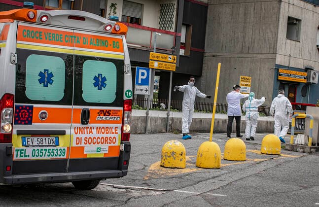 Bergamo Coronavirus - Covid patients arrive from hospitals at the Hotel Cristal Palace: (Foto & xa9;Sergio Agazzi Fotogramma, Bergamo - 2020-03-30) p.s. la foto e utilizzabile nel rispetto del contesto in cui e stata scattata, e senza intento diffamatorio del decoro delle persone rappresentate  Copyright: xFotox& xa9;SergioxAgazzix xFOTOGRAMMAx